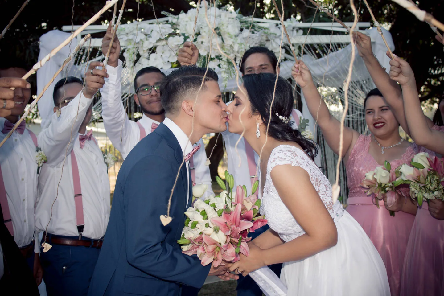 Pareja durante una boda fotografiada por Doce Foto