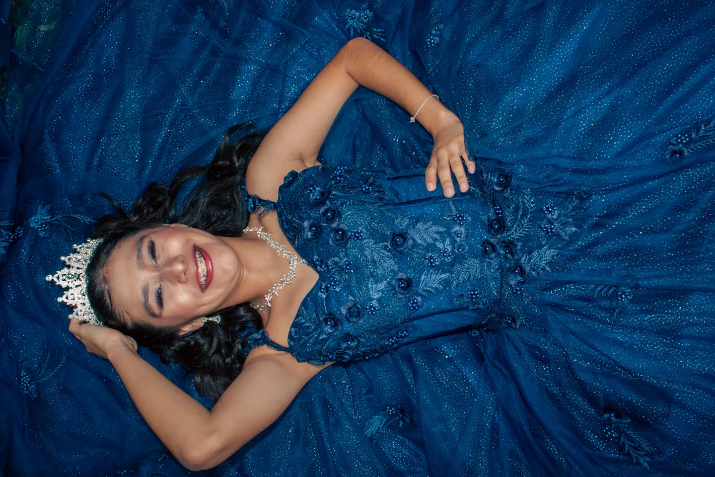 Sesión de quinceaños en vestido azul realizada por Doce Foto