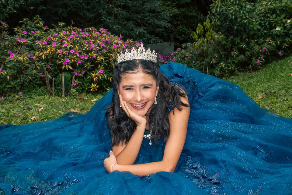 Sesión de quinceaños en vestido azul realizada por Doce Foto