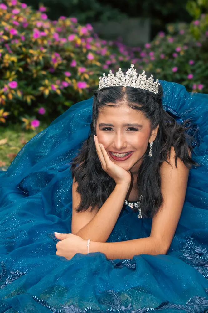 Retrato de quinceaños en vestido azul