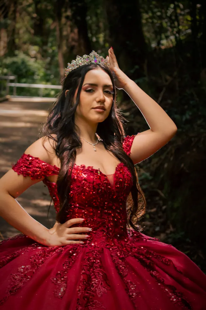 Retrato de quinceaños en vestido rojo